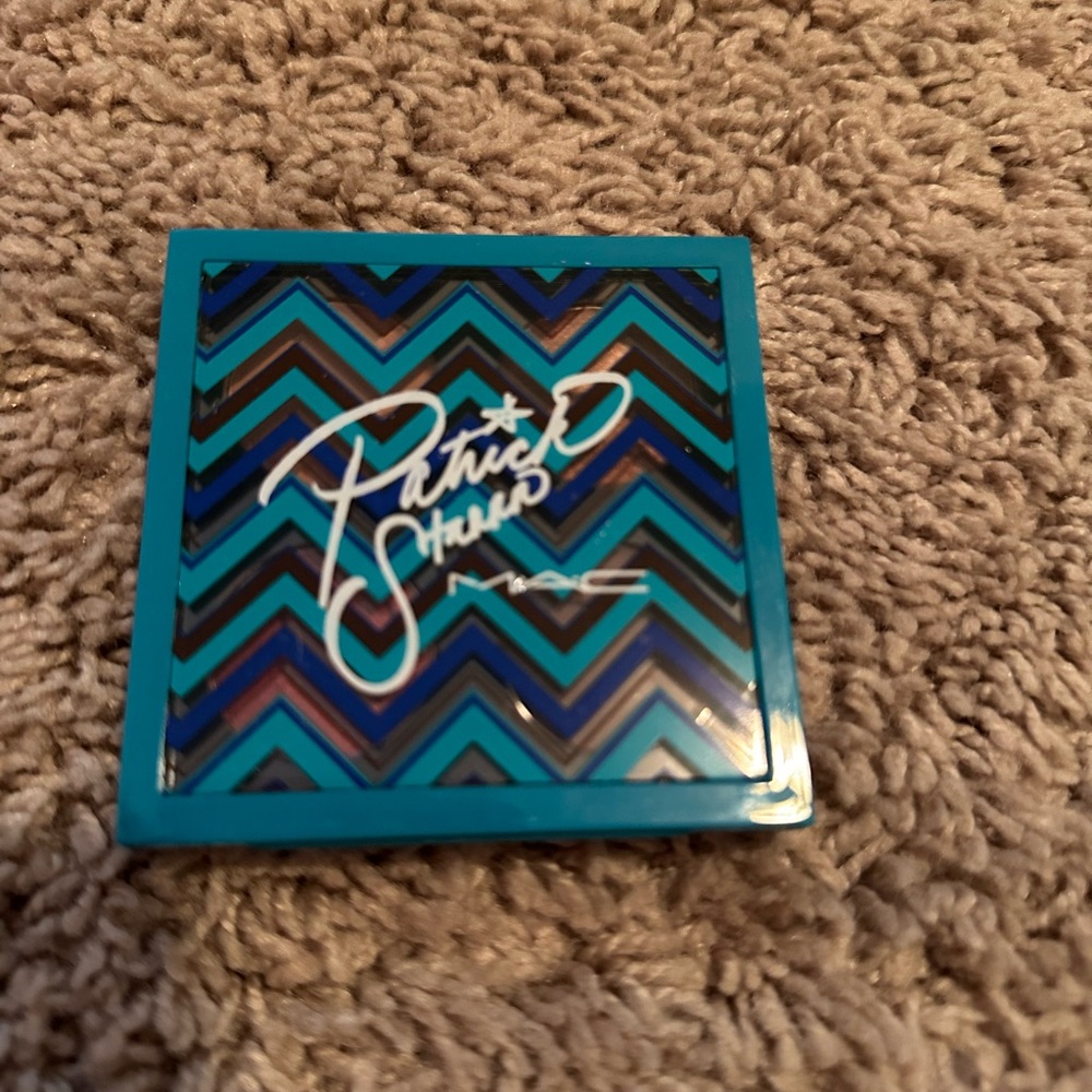 MAC/Patrick Star eyeshadow palette